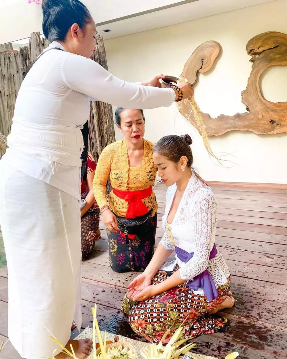 Prosesi melukat Jessica Iskandar ©Instagram