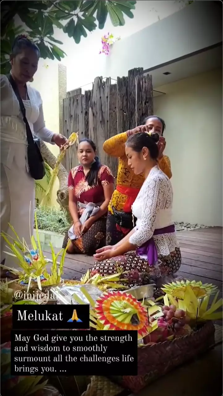 Prosesi melukat Jessica Iskandar ©Instagram