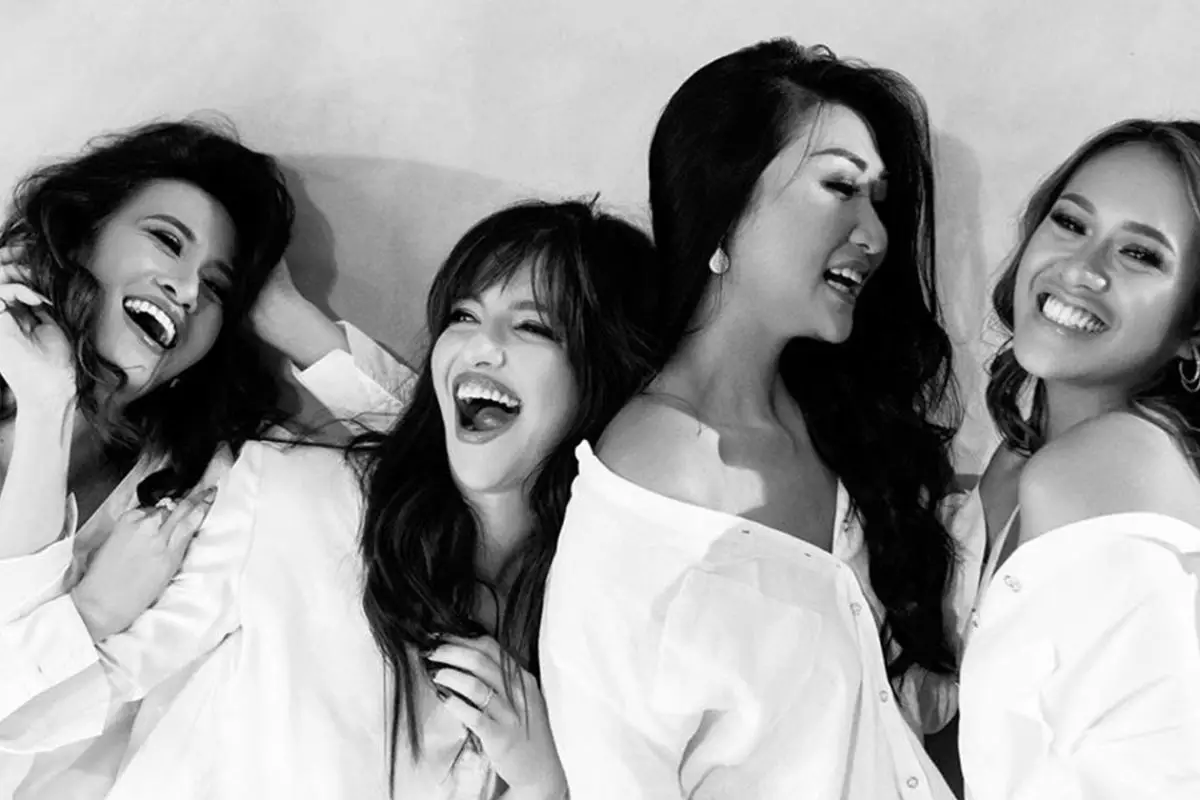 7 Pemotretan Nia Ramadhani bareng asisten pribadi, bertema monokrom