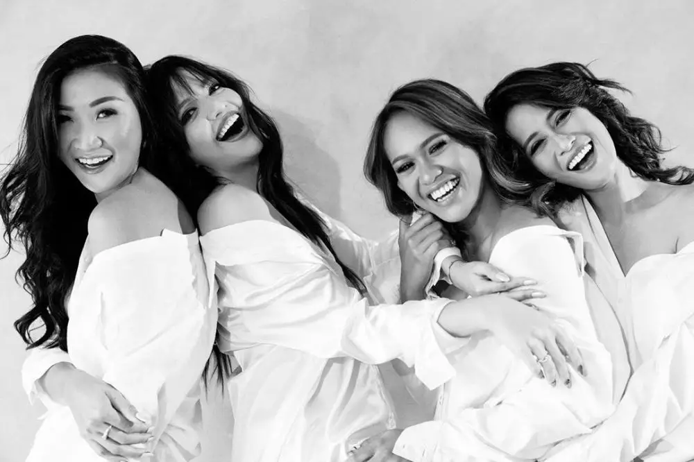 Pemotretan Nia Ramadhani dengan asisten © 2020 brilio.net