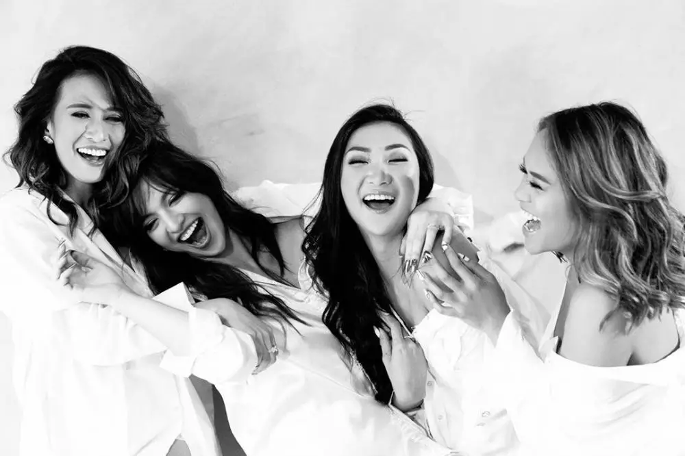 Pemotretan Nia Ramadhani dengan asisten © 2020 brilio.net