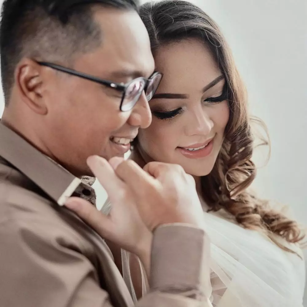 momen kemesraan Reisa Broto Asmoro dan suami © 2020 brilio.net