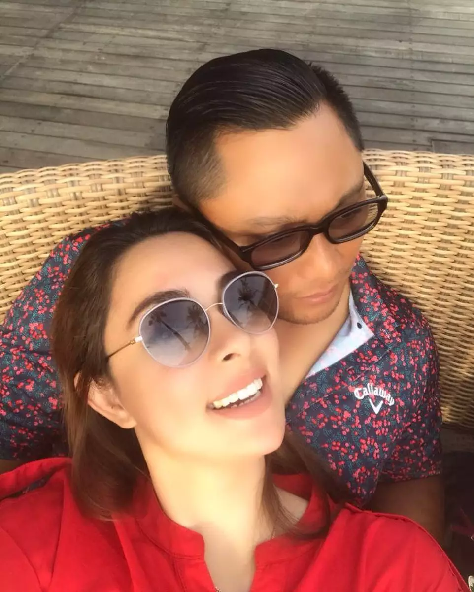 momen kemesraan Reisa Broto Asmoro dan suami © 2020 brilio.net