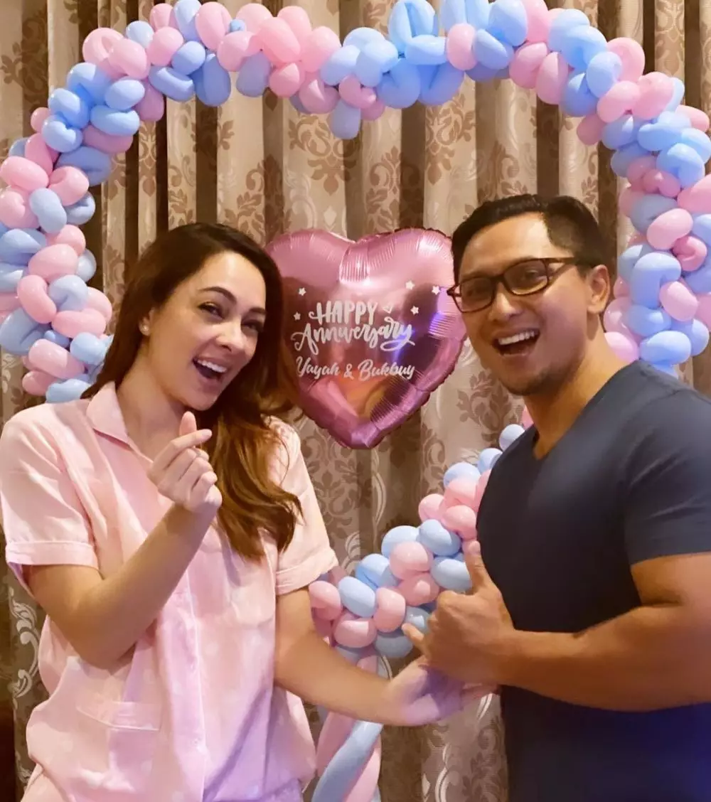 momen kemesraan Reisa Broto Asmoro dan suami © 2020 brilio.net