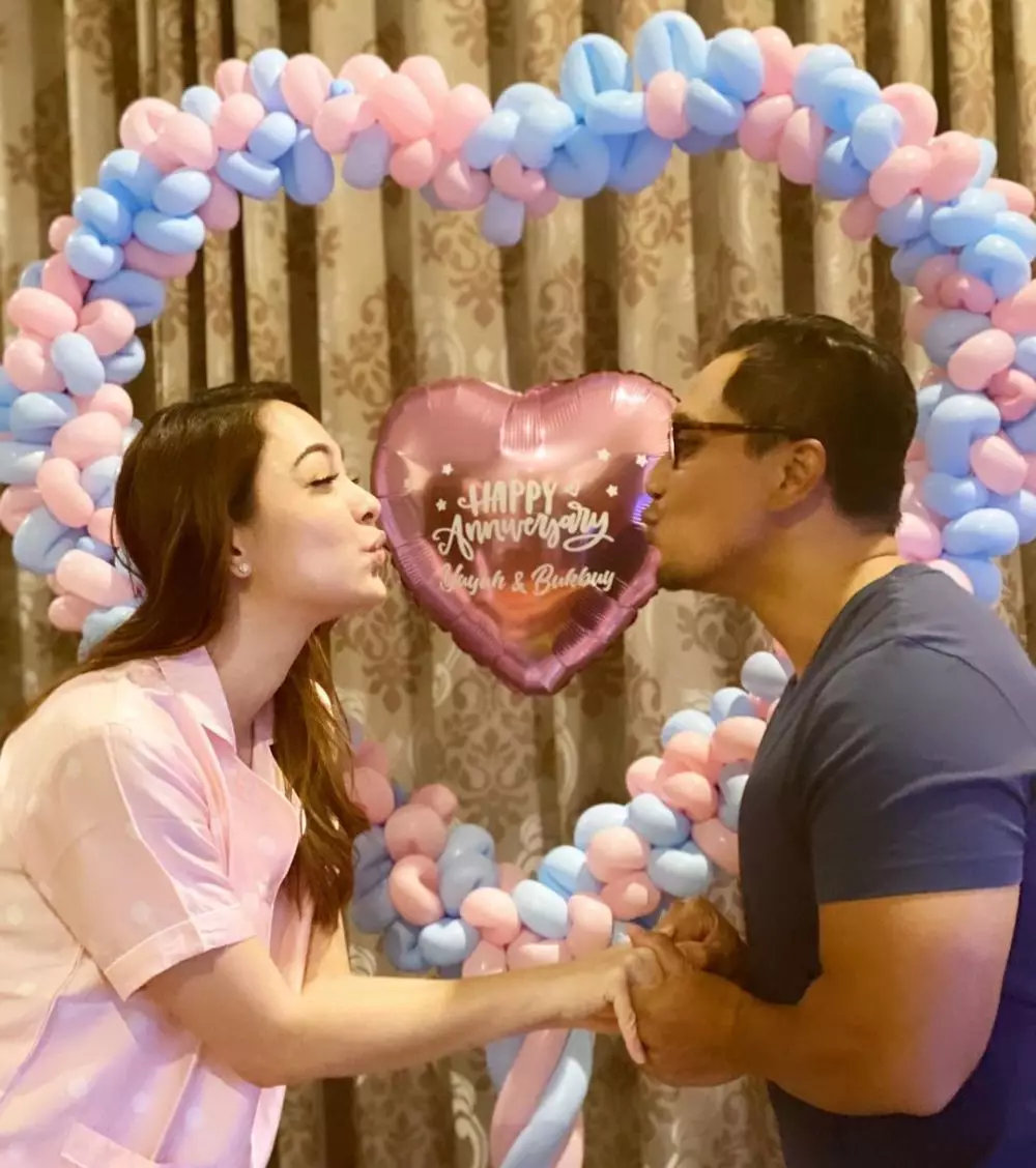 momen kemesraan Reisa Broto Asmoro dan suami © 2020 brilio.net