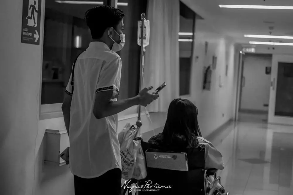 Dede sunandar temani istri melahirkan © 2020 brilio.net