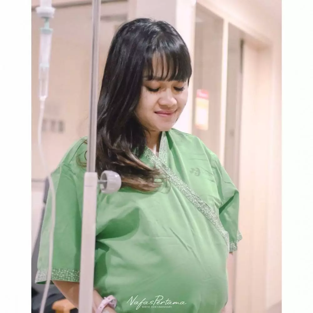 Dede sunandar temani istri melahirkan © 2020 brilio.net