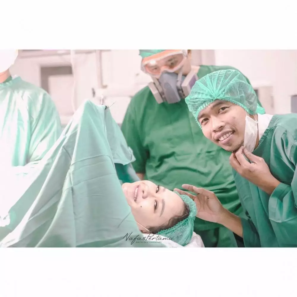 Dede sunandar temani istri melahirkan © 2020 brilio.net