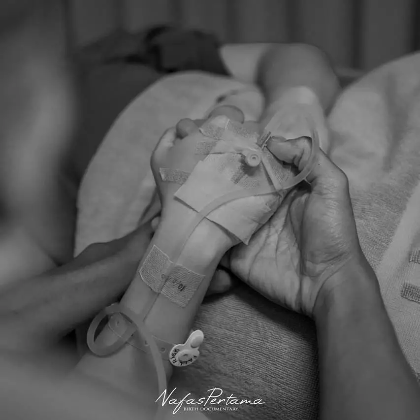 Dede sunandar temani istri melahirkan © 2020 brilio.net