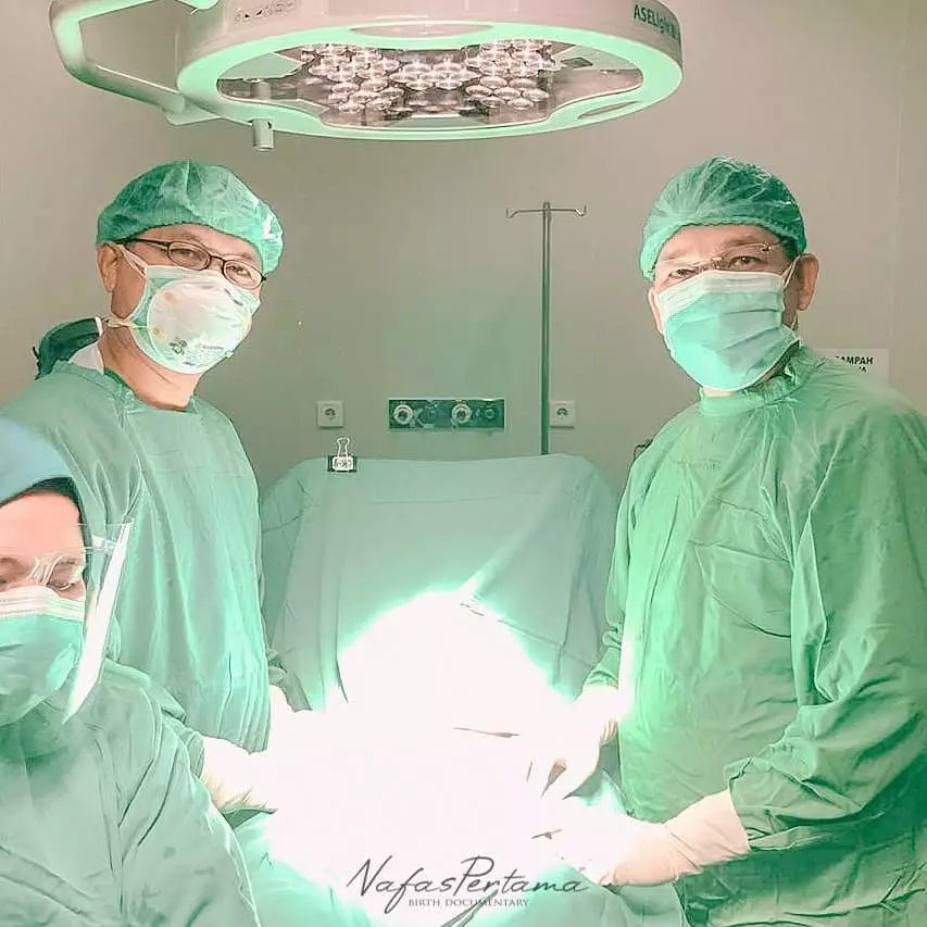 Dede sunandar temani istri melahirkan © 2020 brilio.net