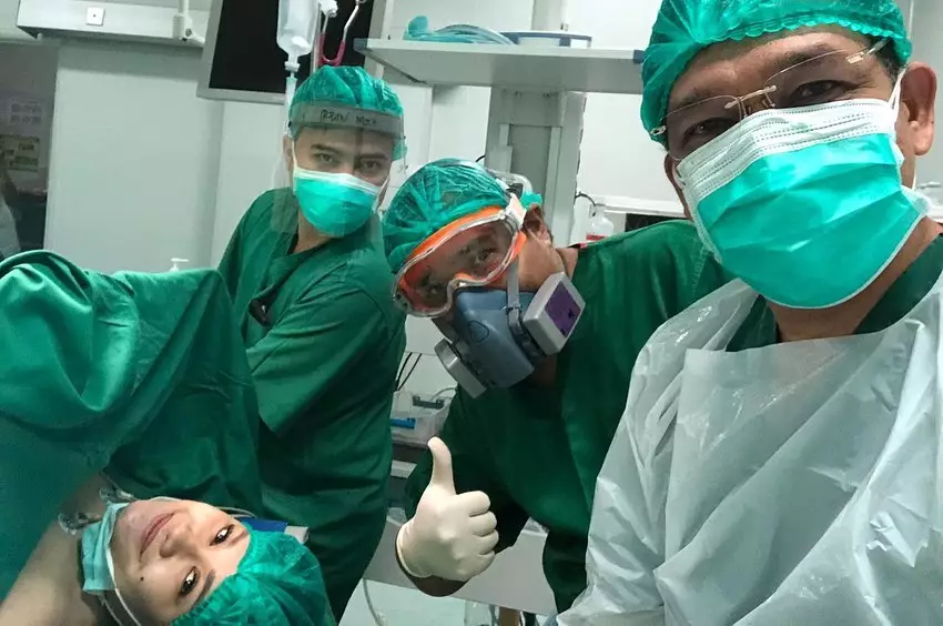 Dede sunandar temani istri melahirkan © 2020 brilio.net