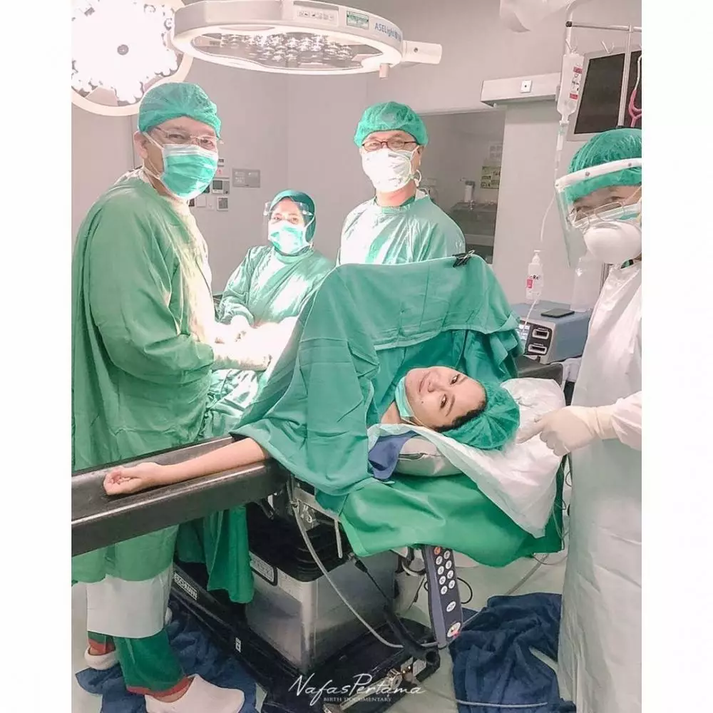 Dede sunandar temani istri melahirkan © 2020 brilio.net