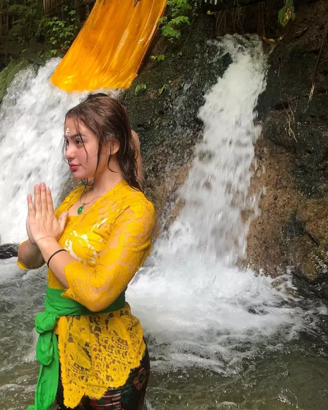 seleb ikuti tradisi melukat © berbagai sumber seleb ikuti tradisi melukat © berbagai sumber