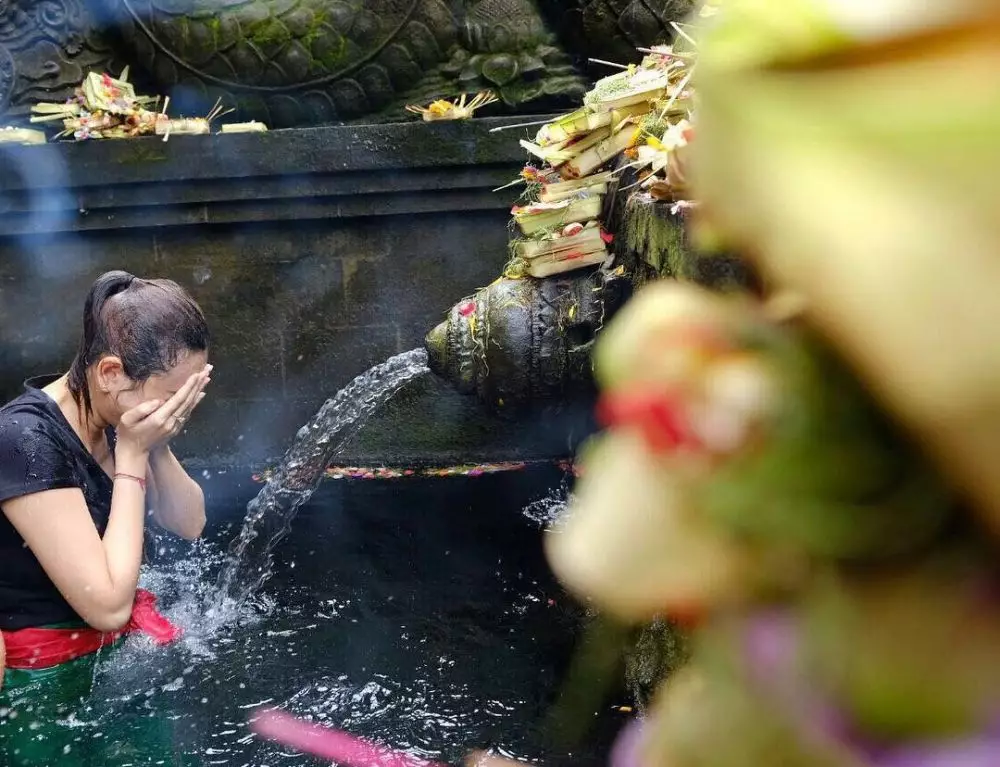 seleb ikuti tradisi melukat © berbagai sumber seleb ikuti tradisi melukat © berbagai sumber