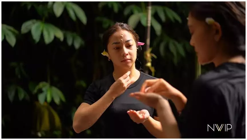 seleb ikuti tradisi melukat © berbagai sumber seleb ikuti tradisi melukat © berbagai sumber