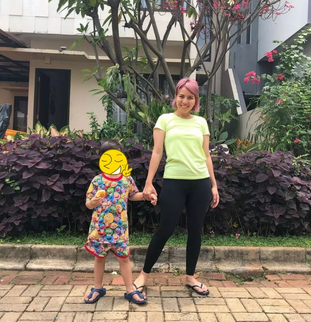 Potret terbaru rambut Tya Ariestya dan suami berbagai sumber