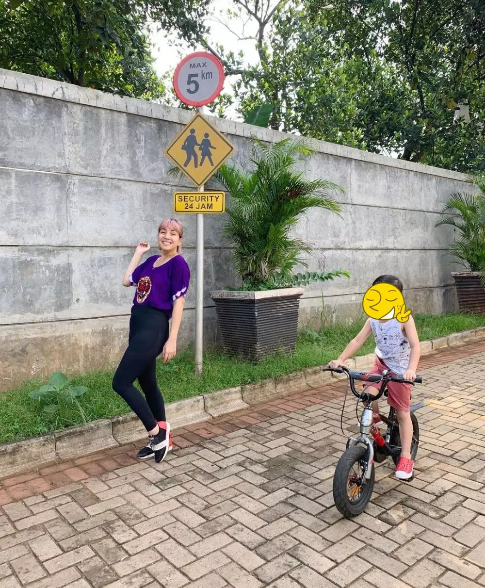 Potret terbaru rambut Tya Ariestya dan suami berbagai sumber