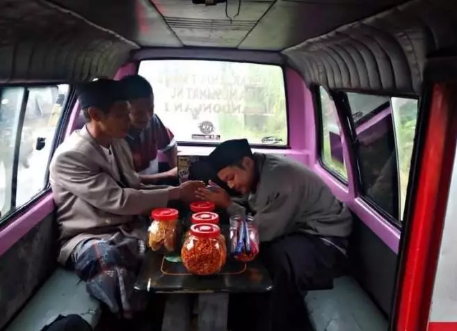 potret absurd di angkutan umum Berbagai sumber