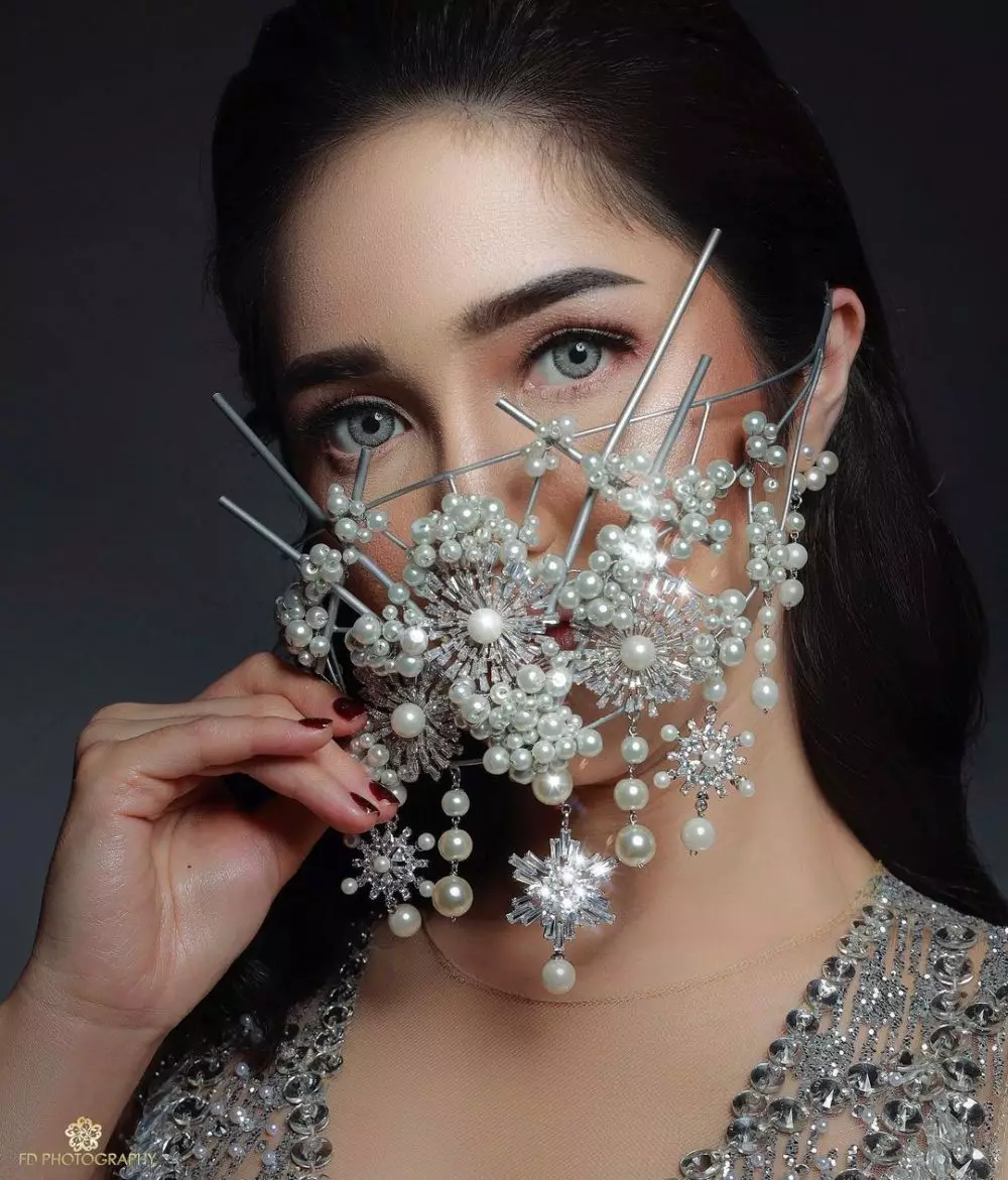 Pemotretan seleb dengan masker mewah © 2020 brilio.net Pemotretan seleb dengan masker mewah © 2020 brilio.net