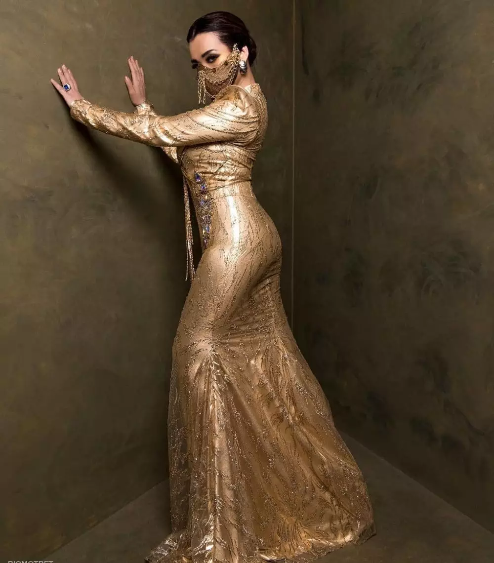 Pemotretan seleb dengan masker mewah © 2020 brilio.net Pemotretan seleb dengan masker mewah © 2020 brilio.net