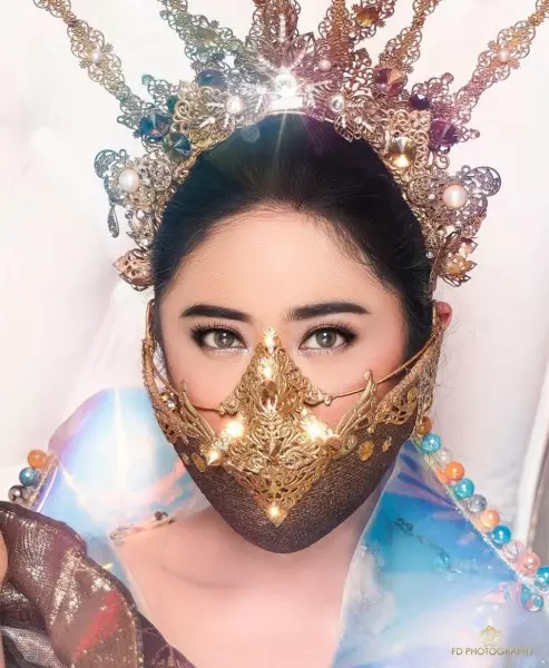 Pemotretan seleb dengan masker mewah © 2020 brilio.net Pemotretan seleb dengan masker mewah © 2020 brilio.net