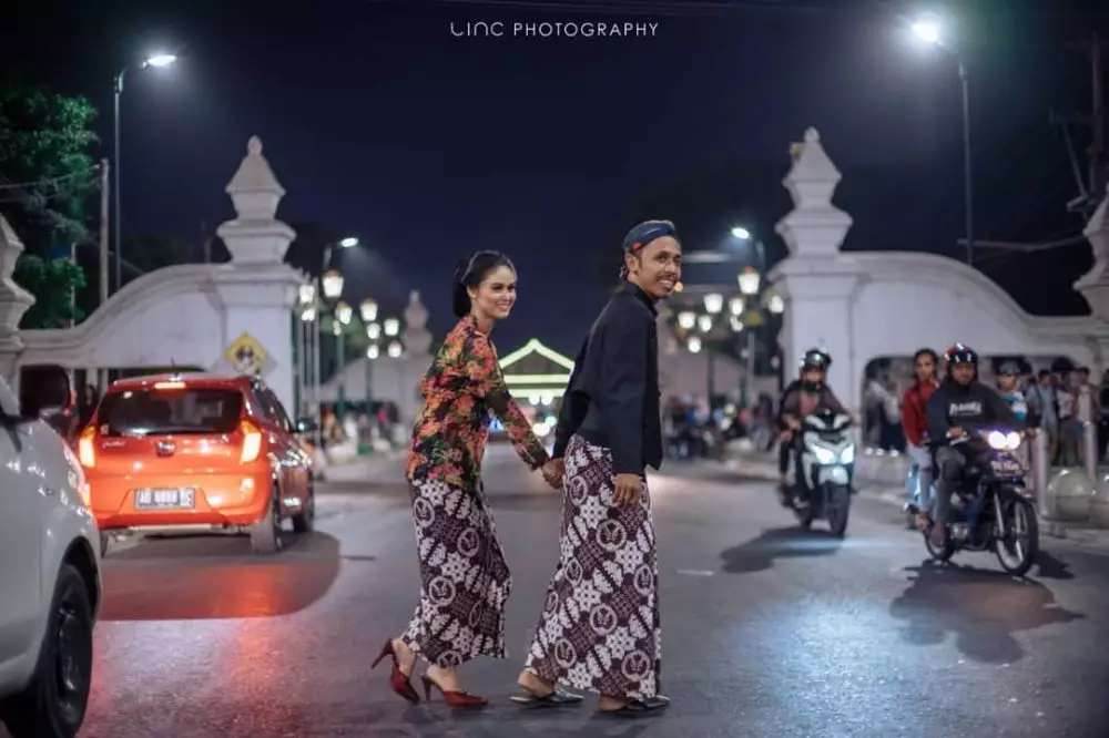 Pesinetron prewed pakai baju adat © Instagram