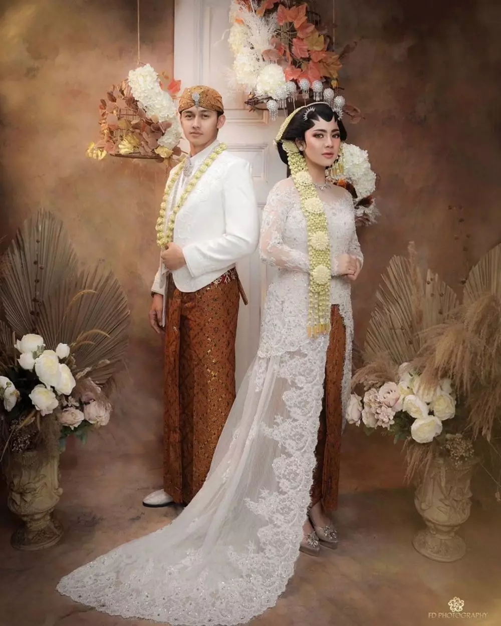 Pesinetron prewed pakai baju adat © Instagram