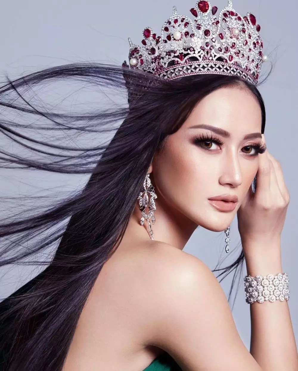 Gaya pemotretan seleb dengan rambut panjang © 2020 brilio.net