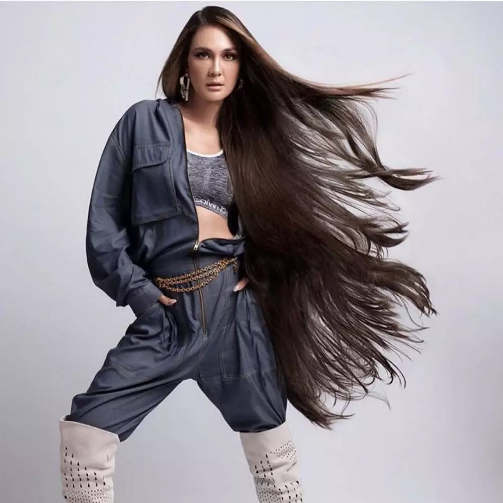 Gaya pemotretan seleb dengan rambut panjang © 2020 brilio.net