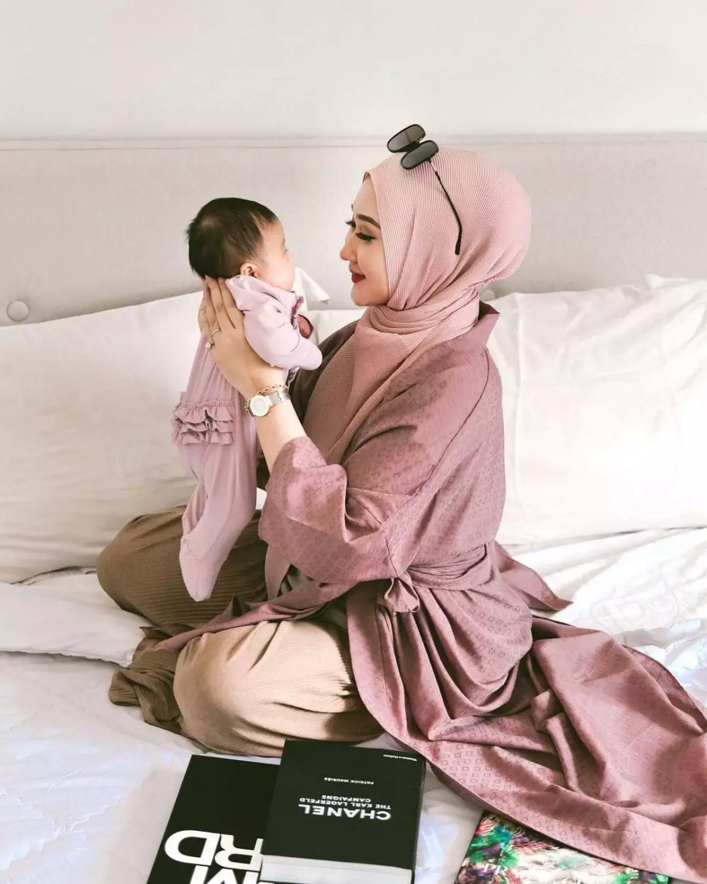 Outfit Dian pelangi saat gendong anak © 2020 brilio.net