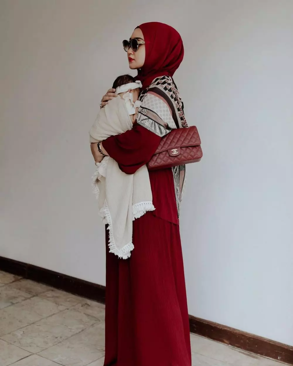 Outfit Dian pelangi saat gendong anak © 2020 brilio.net