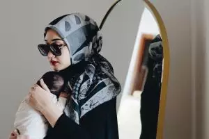 9 Gaya outfit Dian pelangi saat gendong anak, stylish abis