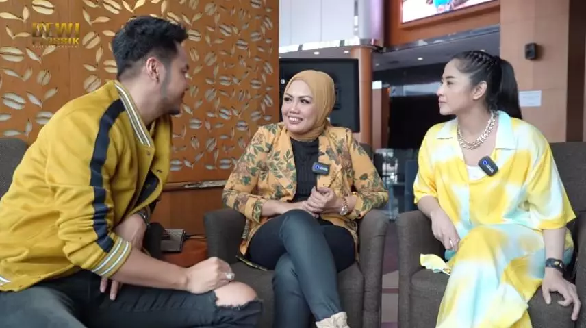 elly sugigi siri aher © YouTube elly sugigi siri aher © YouTube