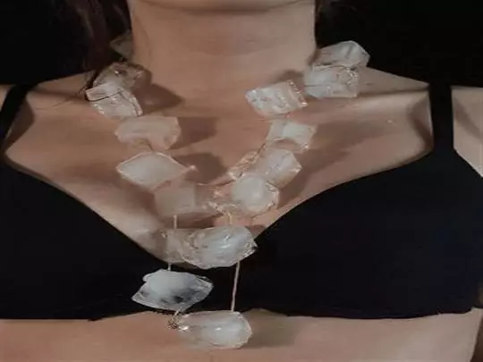 Aksesoris nyeleneh yang dipakai orang Berbagai sumber