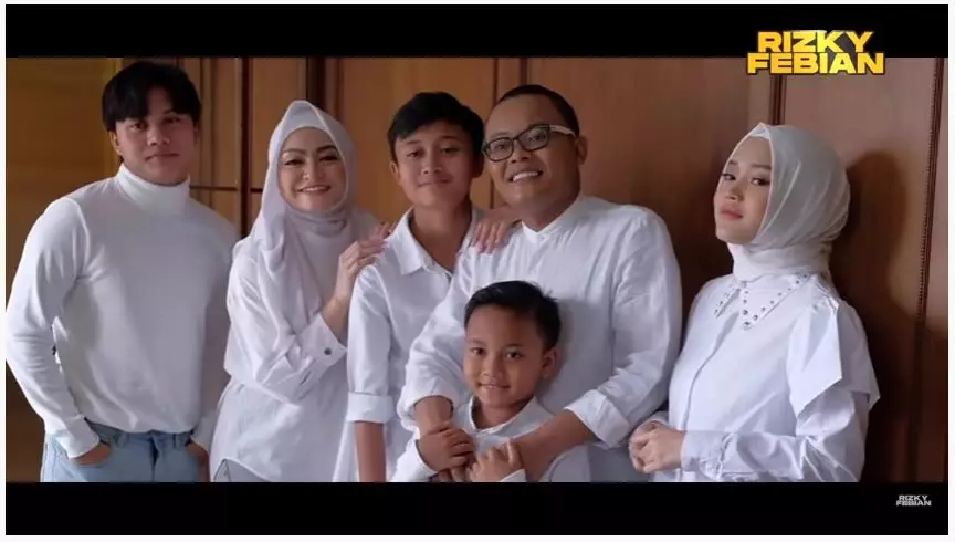 Pemotretan Keluarga Sule dan Nathalie © YouTube Pemotretan Keluarga Sule dan Nathalie © YouTube