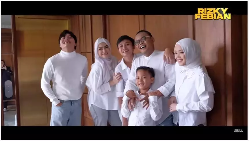 Pemotretan Keluarga Sule dan Nathalie © YouTube Pemotretan Keluarga Sule dan Nathalie © YouTube