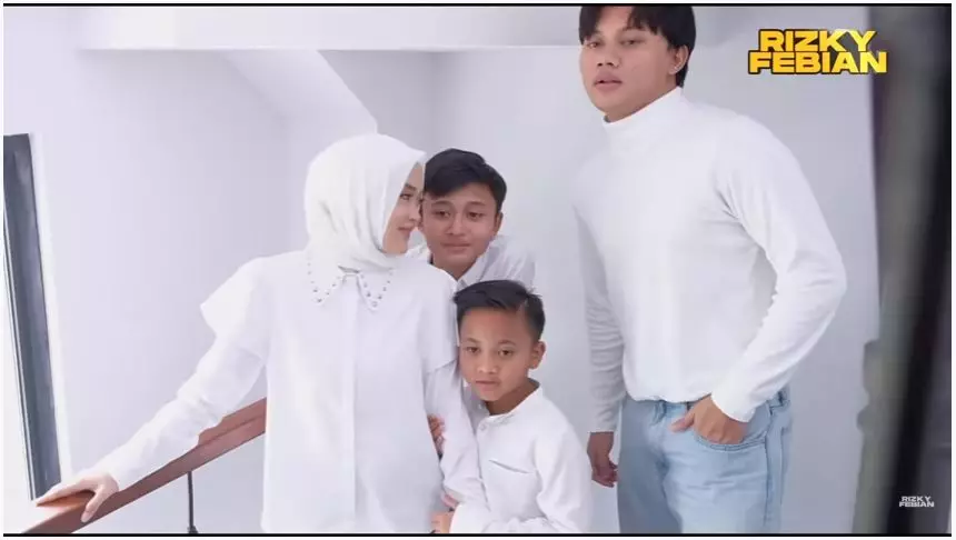 Pemotretan Keluarga Sule dan Nathalie © YouTube Pemotretan Keluarga Sule dan Nathalie © YouTube