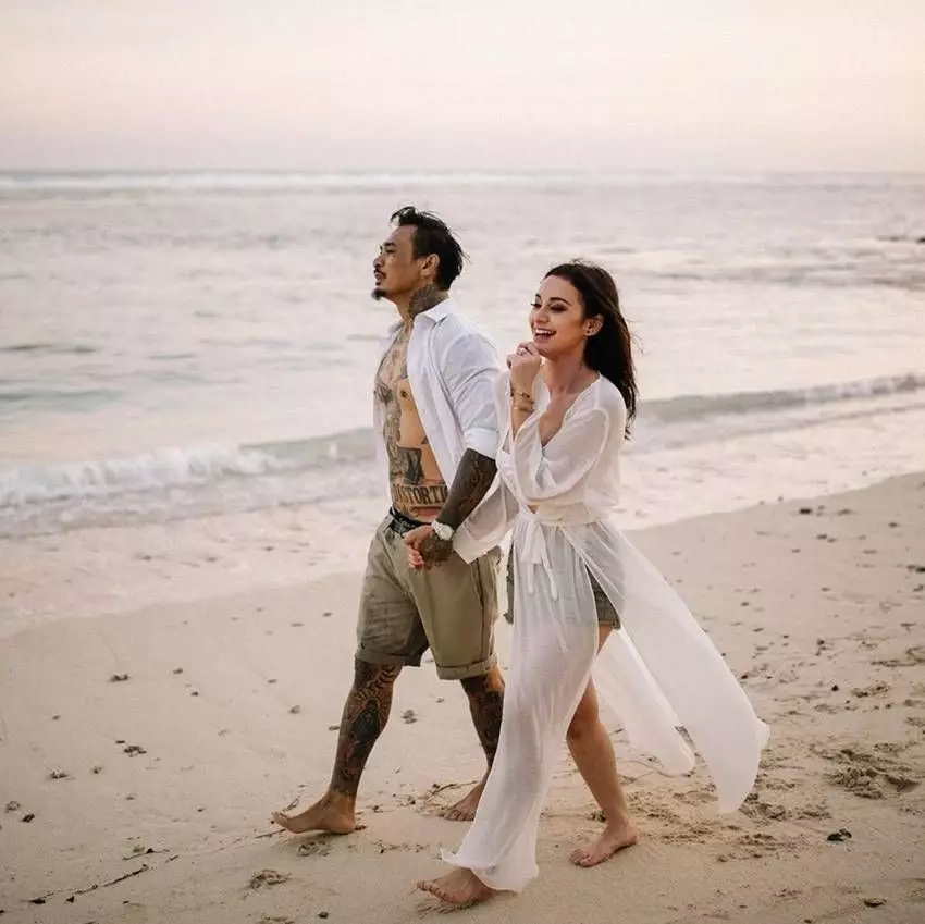 potret prewedding seleb di pantai © Instagram potret prewedding seleb di pantai © Instagram