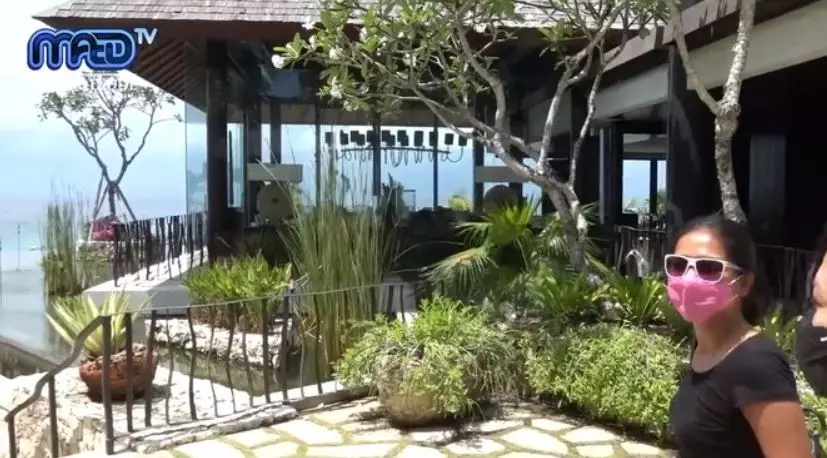 Vila Irwan Mussry  YouTube