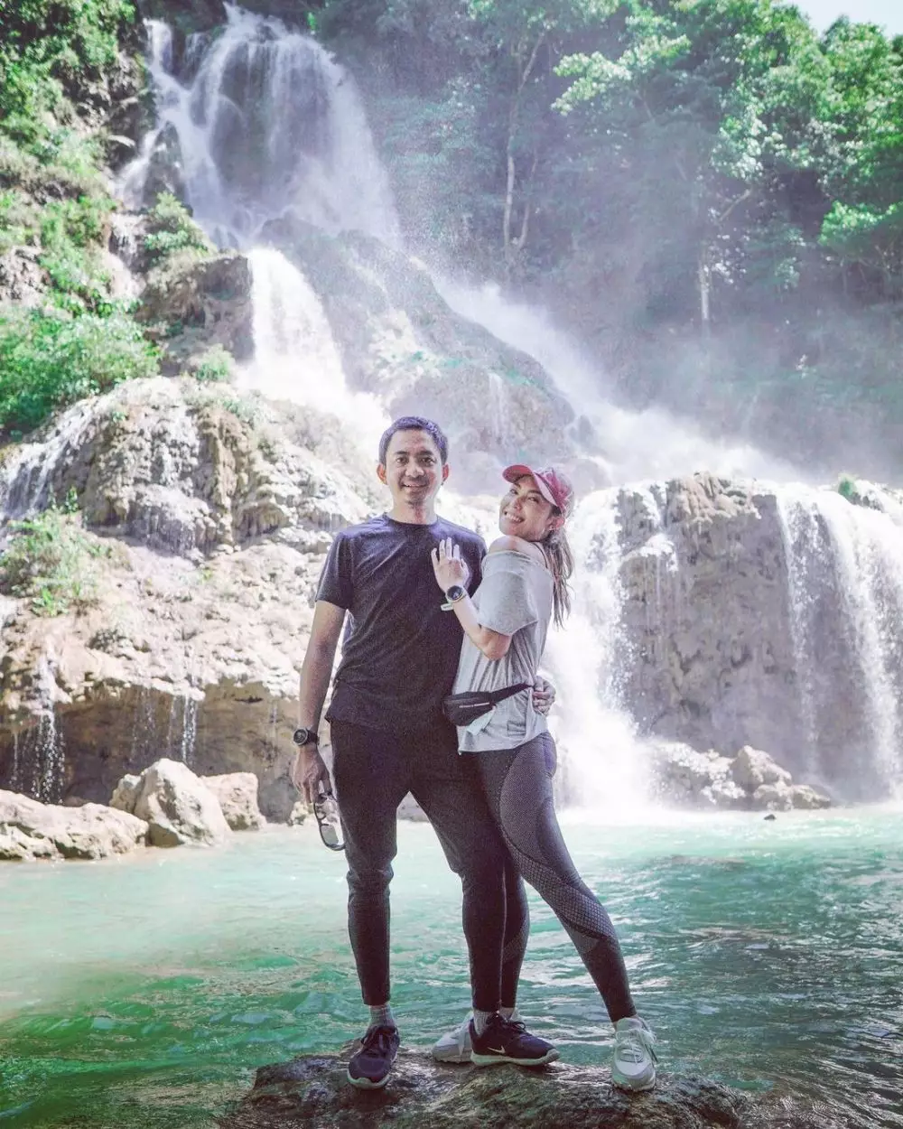 momen ayu dewi dan suami liburan © Instagram