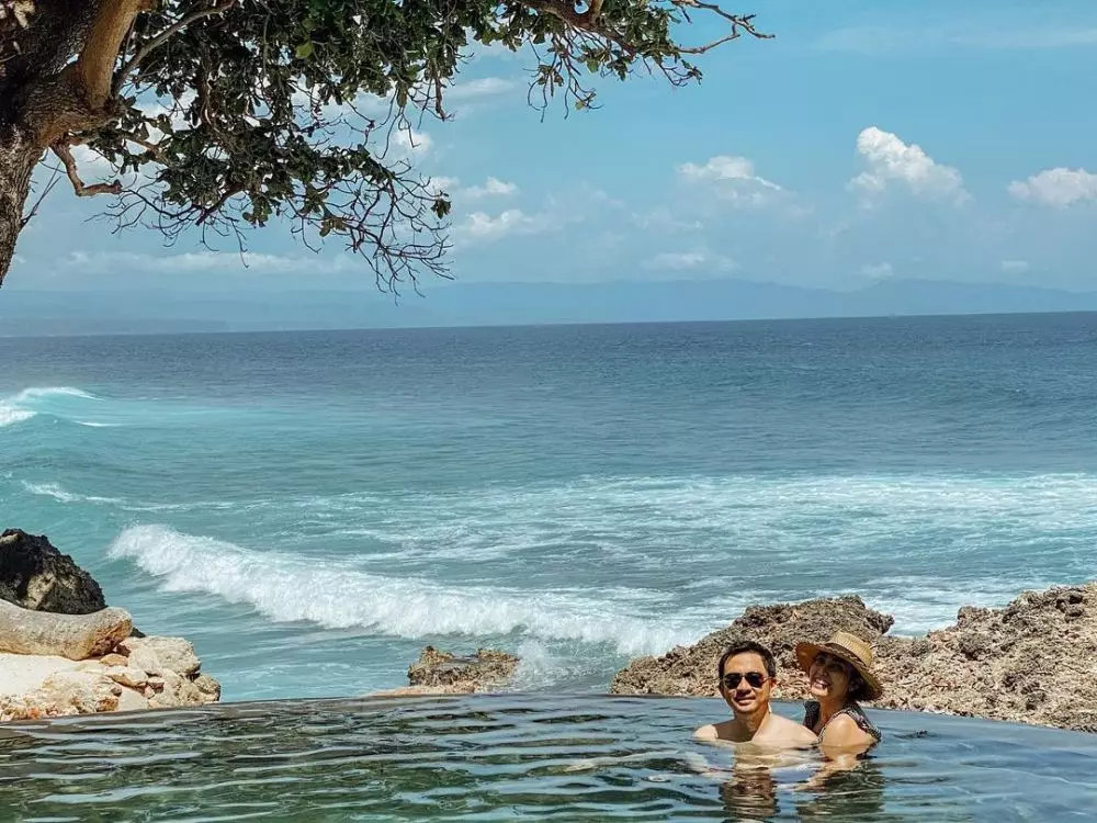 momen ayu dewi dan suami liburan © Instagram
