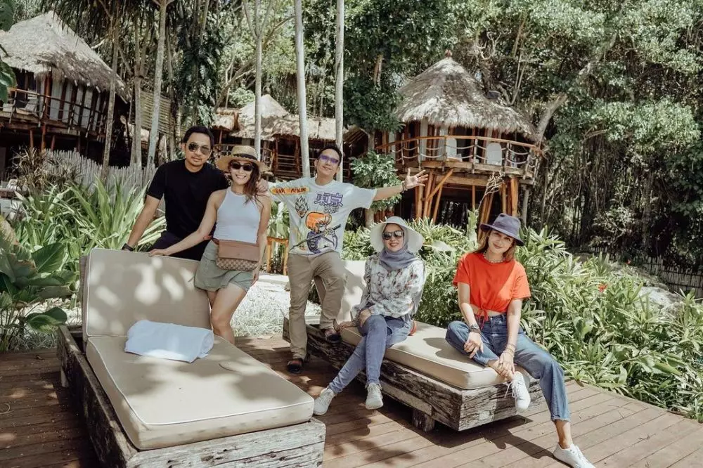 momen ayu dewi dan suami liburan © Instagram