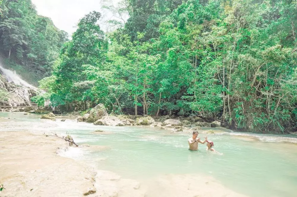 momen ayu dewi dan suami liburan © Instagram