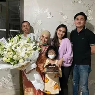 Adit Jayusman dan keluarga Ayu Ting Ting  © 2020 brilio.net