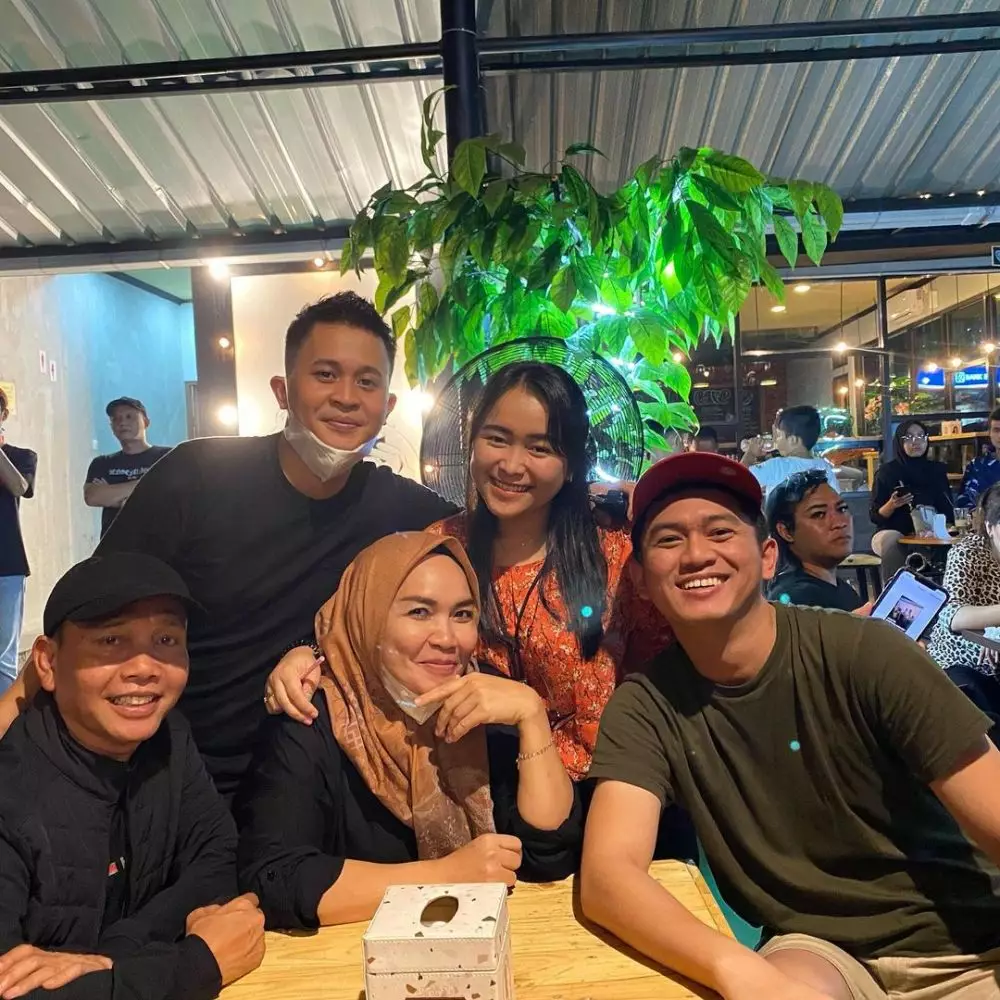 Adit Jayusman dan keluarga Ayu Ting Ting  © 2020 brilio.net