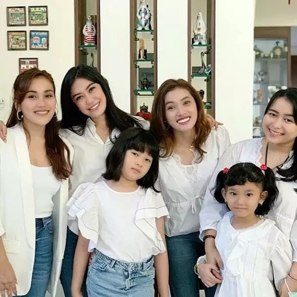 Adit Jayusman dan keluarga Ayu Ting Ting  © 2020 brilio.net