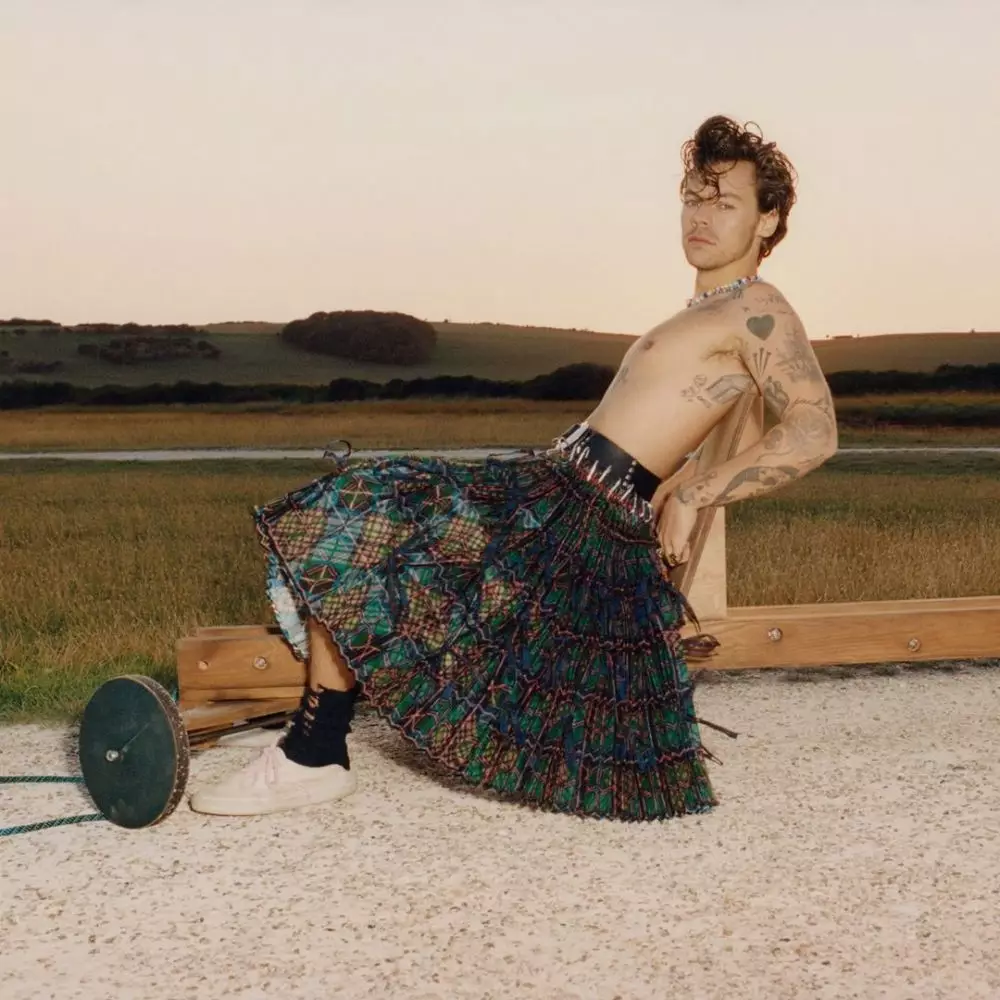 Potret Harry Styles kenakan gaun di majalah Vogue Instagram
