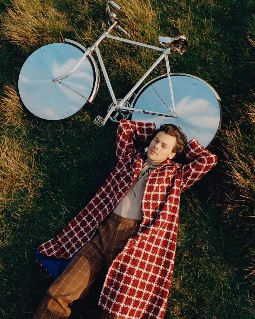 Potret Harry Styles kenakan gaun di majalah Vogue Instagram