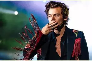 10 Potret Harry Styles kenakan gaun di majalah Vogue, bikin fans syok