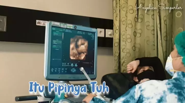 Angelica umumkan jenis kelamin anak © YouTube Angelica umumkan jenis kelamin anak © YouTube
